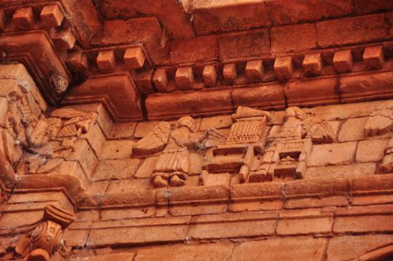 Esculturas decorativas nas paredes da igreja maior, nas incríveis ruínas da Missão de Trinidad, no sul do Paraguai